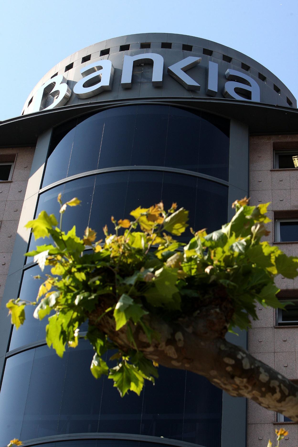 Fachada de la oficina de Bankia en la calle Miguel Villanueva, de Logroño. 