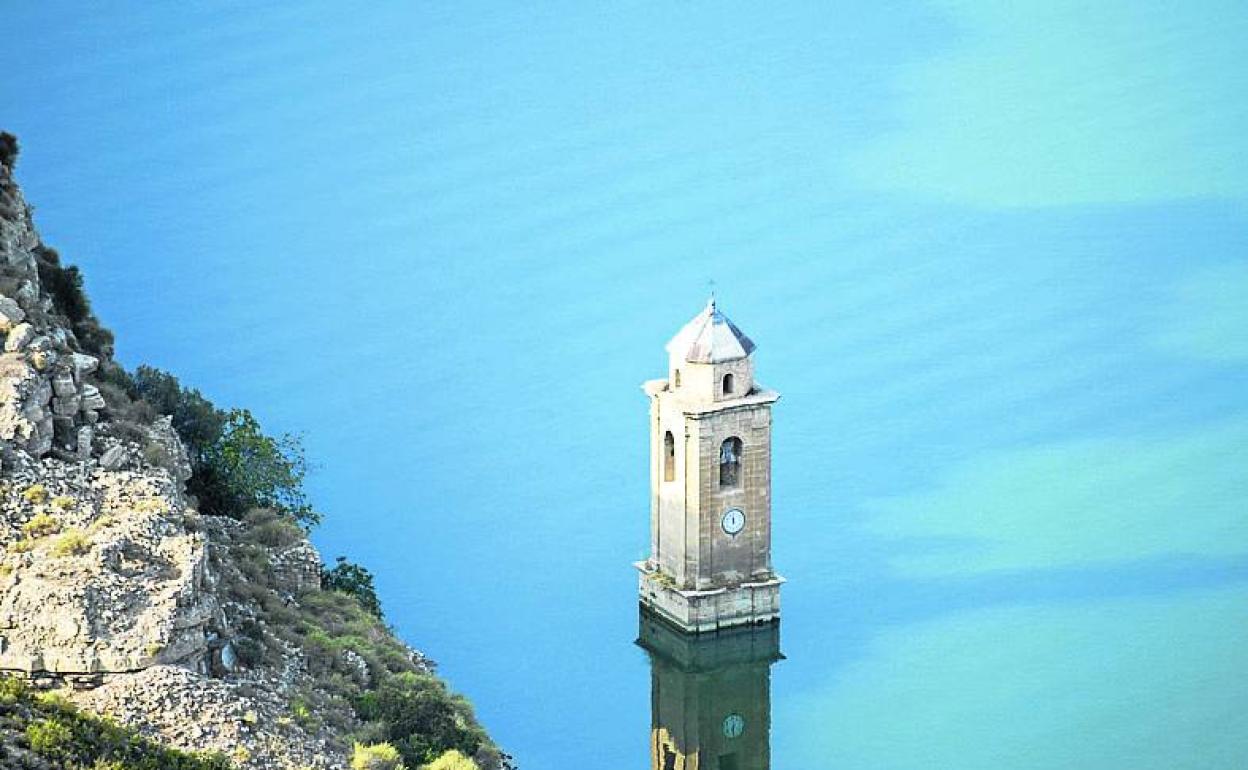 El campanario de la iglesia de Fayón sobresale de las aguas del embalse de Mequinenza (Zaragoza).