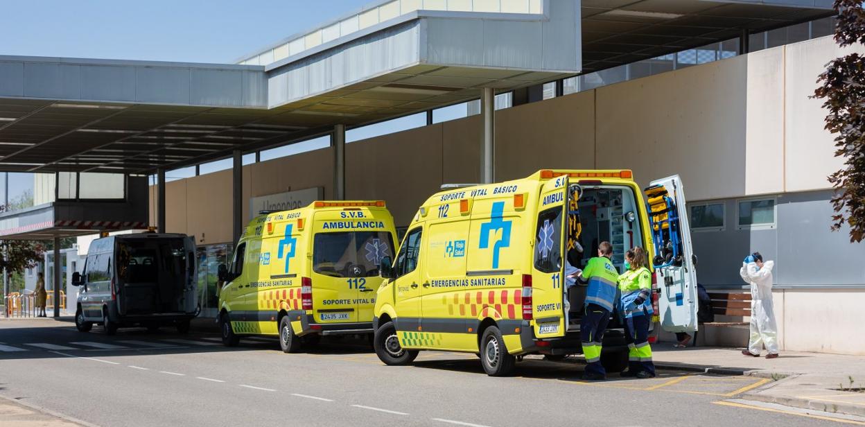 Un sanitario se prepara, junto a una ambulancia, para atender a un paciente recién llegado a la zona de Urgencias del San Pedro. 