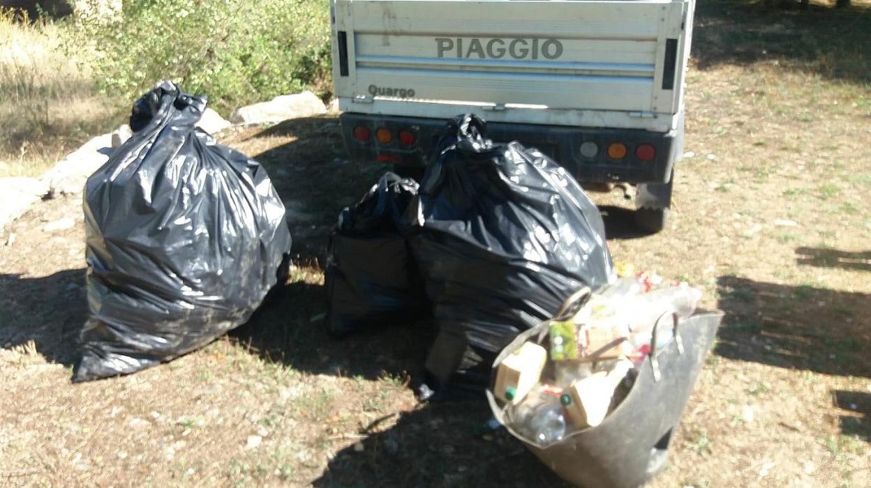 Algunas de las bolsas de residuos recogidas en el puente del santo. 