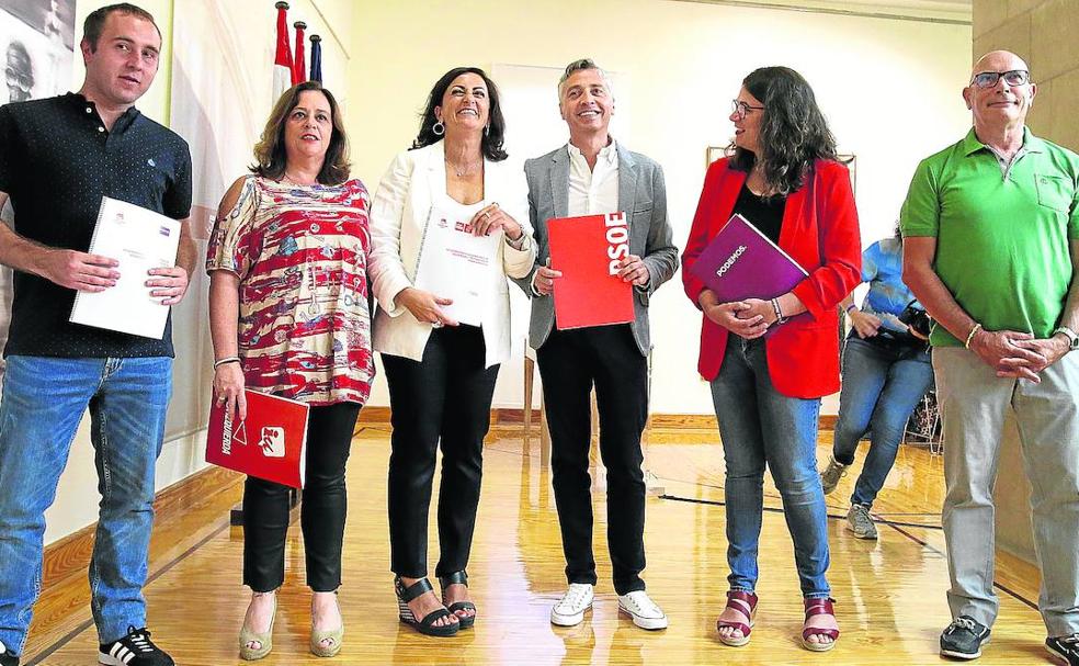 Diego Mendiola y Henar Moreno (IU), junto a Andreu y Ocón (PSOE) y Raquel Romero y Joaquín Giró (Unidas-Podemos) hace un año en la firma del pacto. 