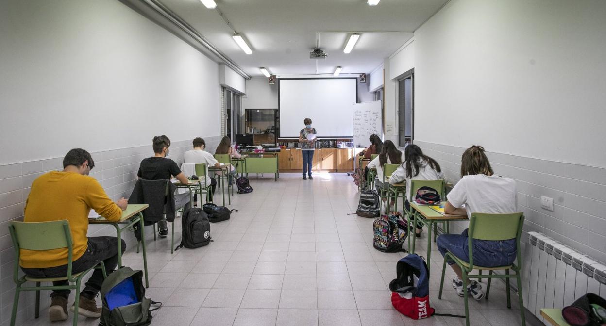 Alumnos en clase en el IES Esteban Manuel Villegas de Nájera, el pasado mes de mayo en clases de refuerzo. 