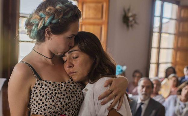 Paula Usero y Candela Peña en 'La boda de Rosa'.