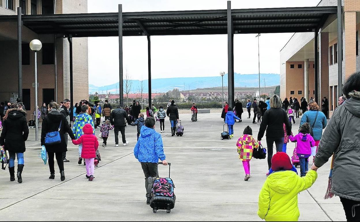 Niños acudiendo a clase en el barrio logroñés de Valdegastea, en una imagen de archivo.