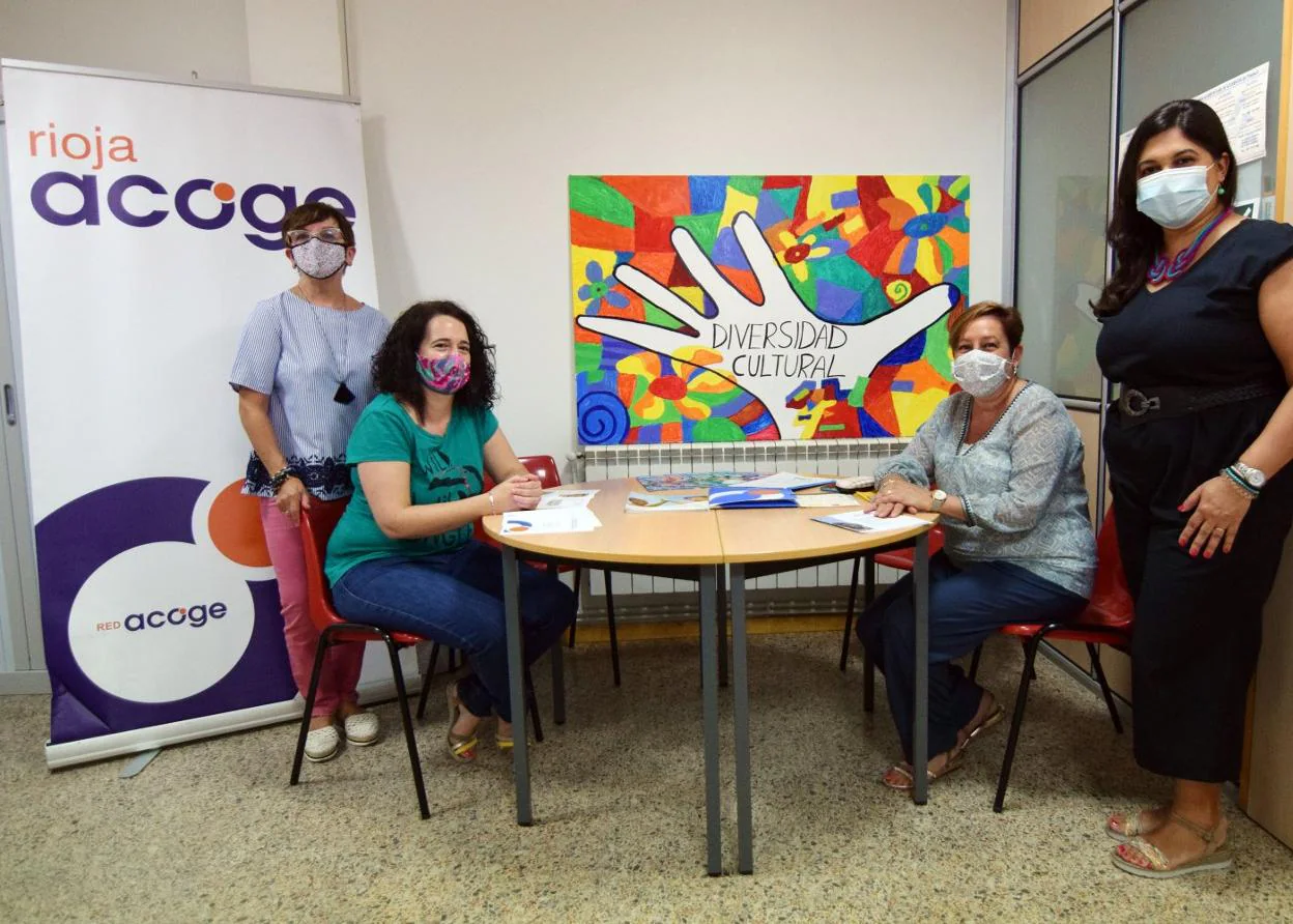 Pilar Martínez, Mari Cruz Larriva, Esther González y Yanitza Torres, parte del equipo de Rioja Acoge. 