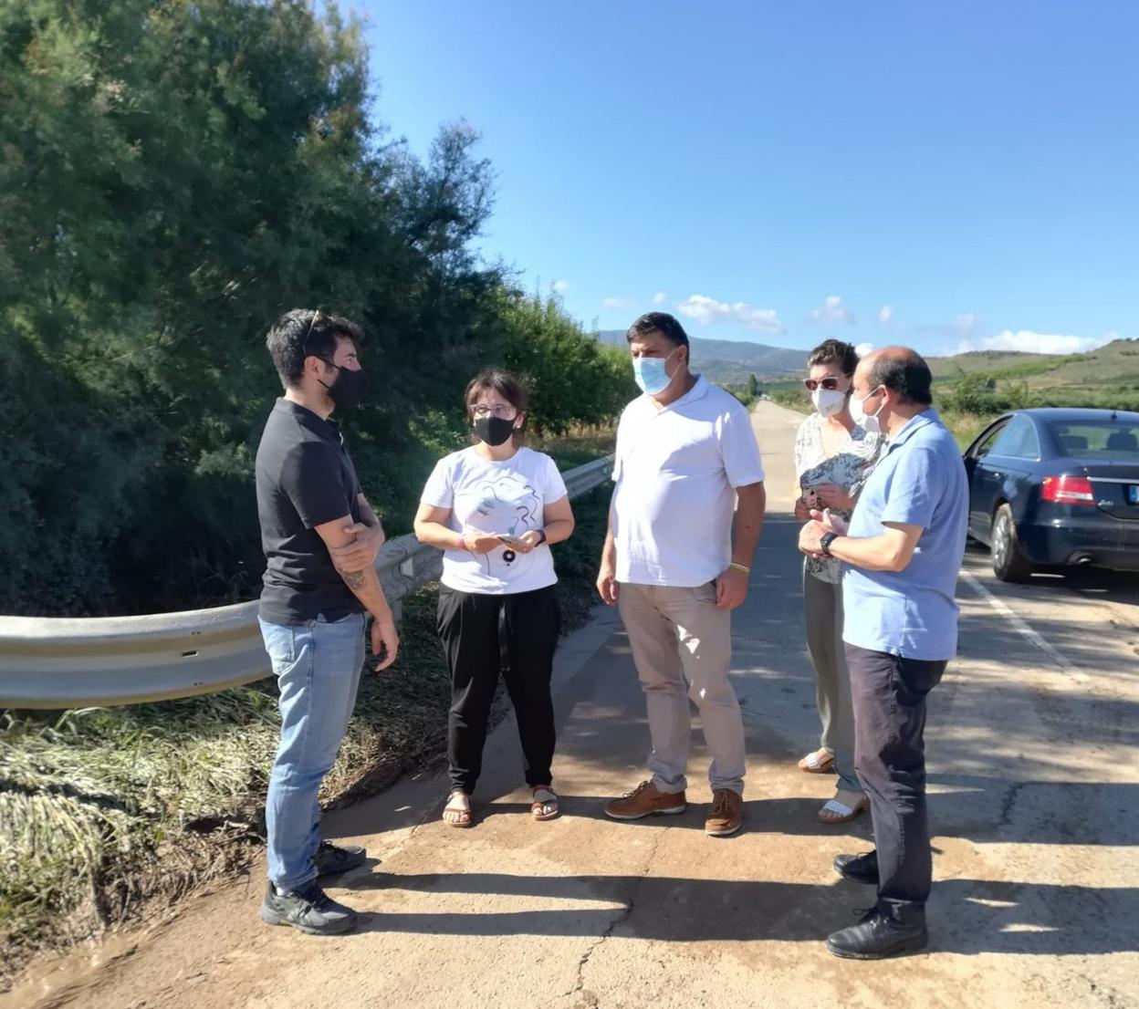 El consejero, a la izquierda, durante su visita ayer a Corera. 