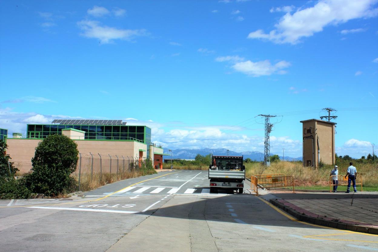 Operarios de la brigada de obras, trabajando en los accesos. 