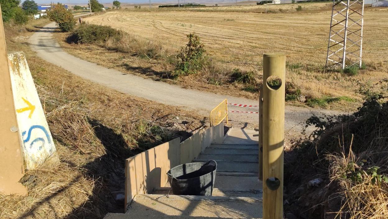 Trabajos de construcción de la escalera en una senda existente junto al puente. 