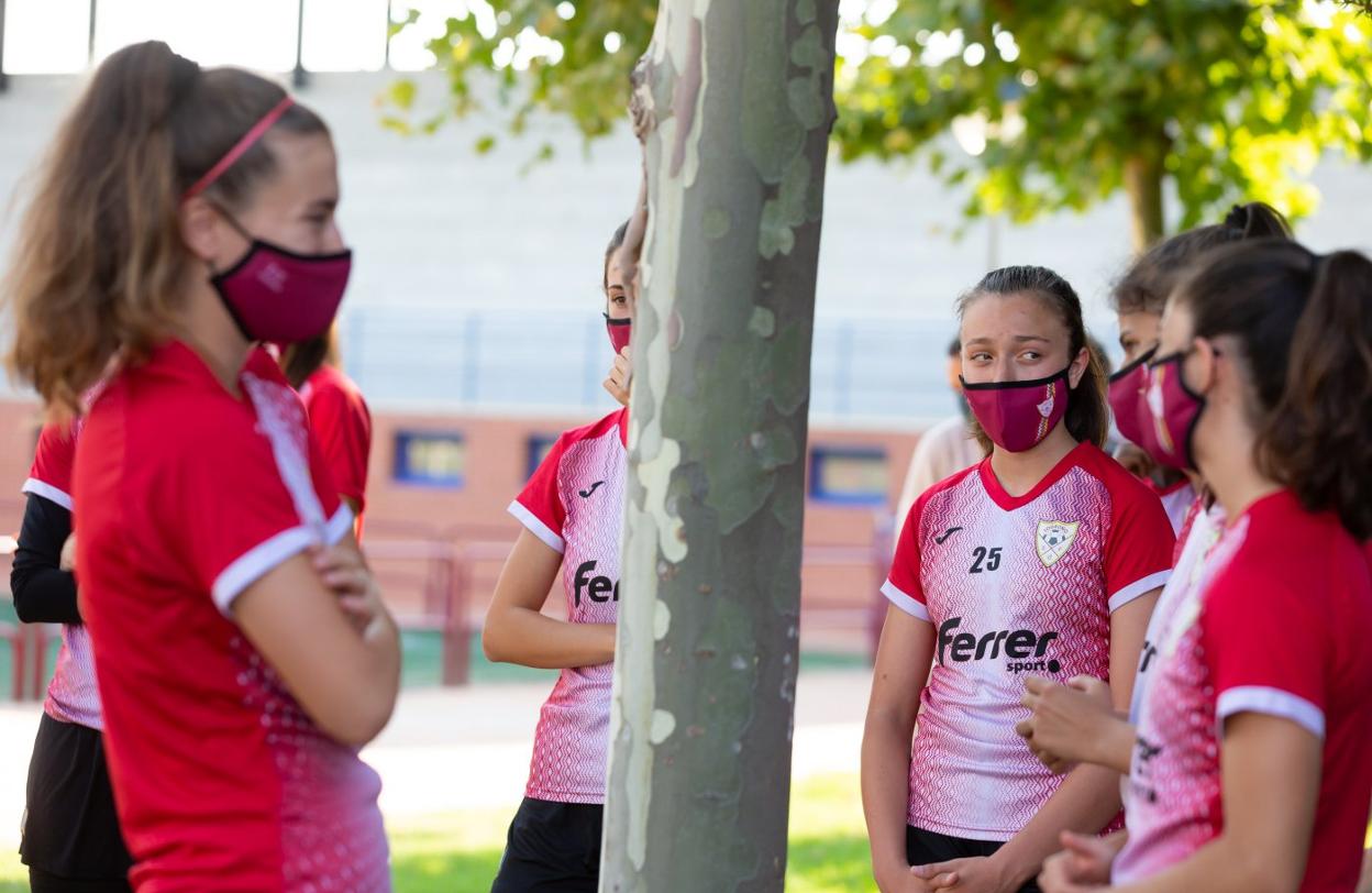 Parte de la plantilla del EDF Logroño, momentos antes de comenzar un entrenamiento en Pradoviejo. 