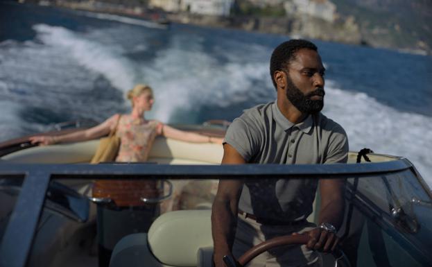 John David Washington, hijo de Denzel Washington, y Eizabeth Debicki protagonizan 'Tenet'.