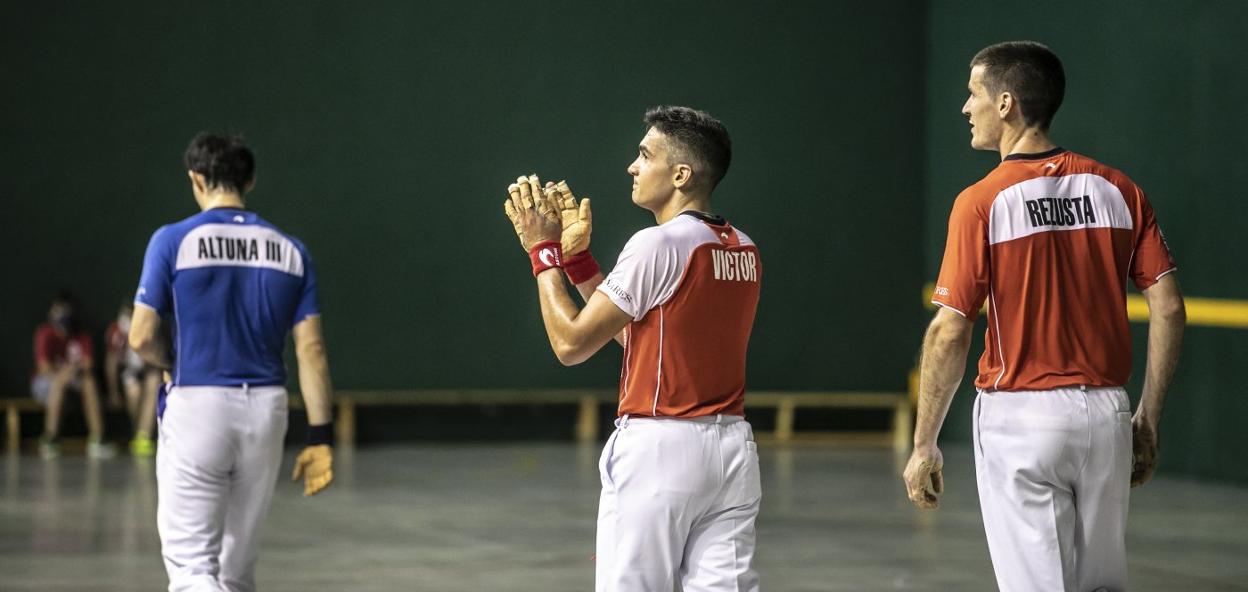 Víctor se despiede del público de Ezcaray en su último partido en la localidad hace un par de semanas. 