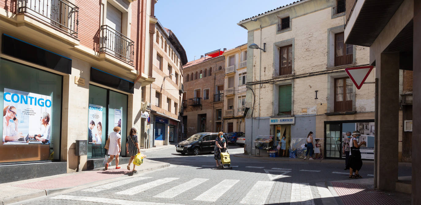 Pruebas y tensa espera. El municipio riojabajeño trata de mantener la normalidad mientras el censo de infectados no deja de crecer. 