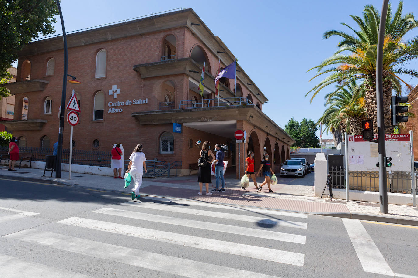 Pruebas y tensa espera. El municipio riojabajeño trata de mantener la normalidad mientras el censo de infectados no deja de crecer. 