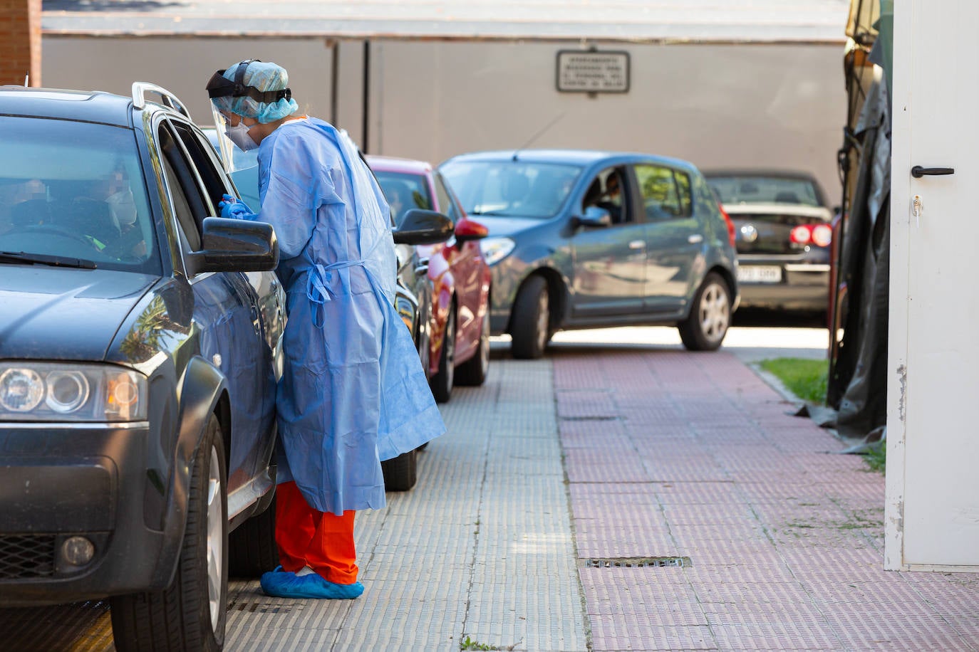 Pruebas y tensa espera. El municipio riojabajeño trata de mantener la normalidad mientras el censo de infectados no deja de crecer. 