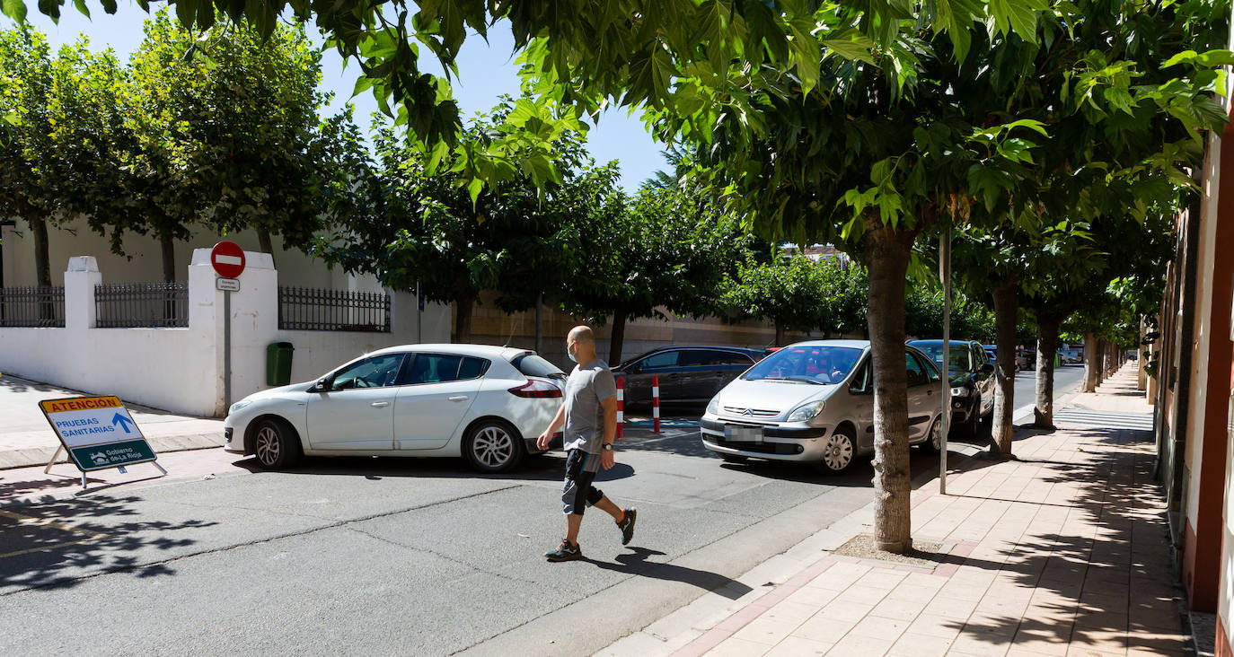 Pruebas y tensa espera. El municipio riojabajeño trata de mantener la normalidad mientras el censo de infectados no deja de crecer. 