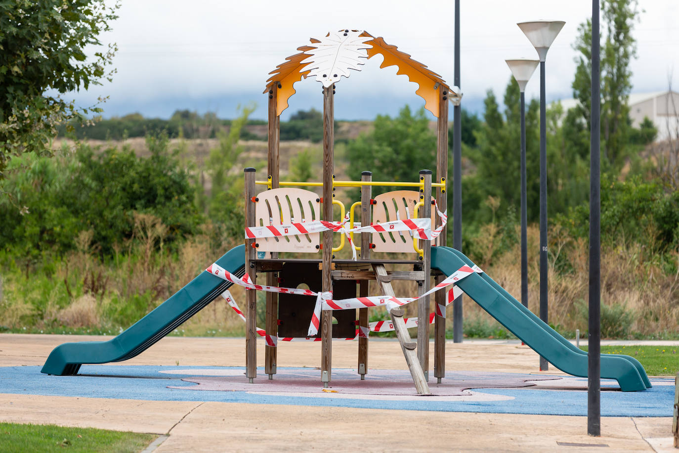 La localidad cierra instalaciones municipales tras varios positivos entre jóvenes