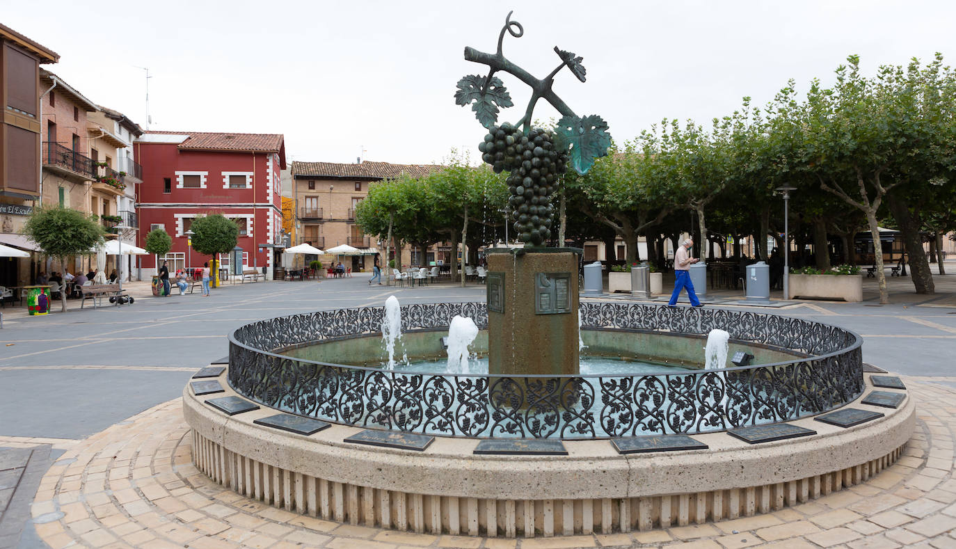 La localidad cierra instalaciones municipales tras varios positivos entre jóvenes