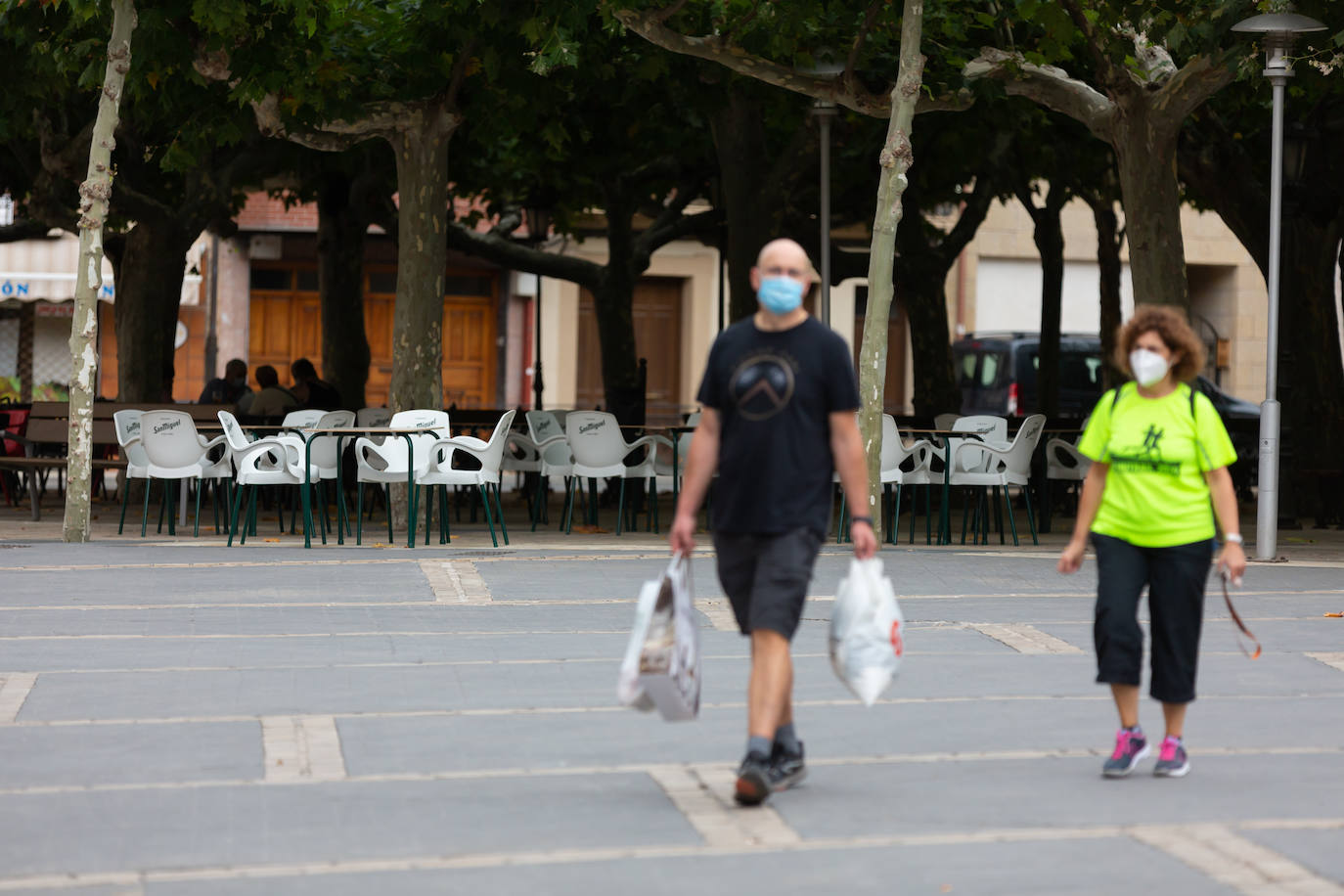 La localidad cierra instalaciones municipales tras varios positivos entre jóvenes