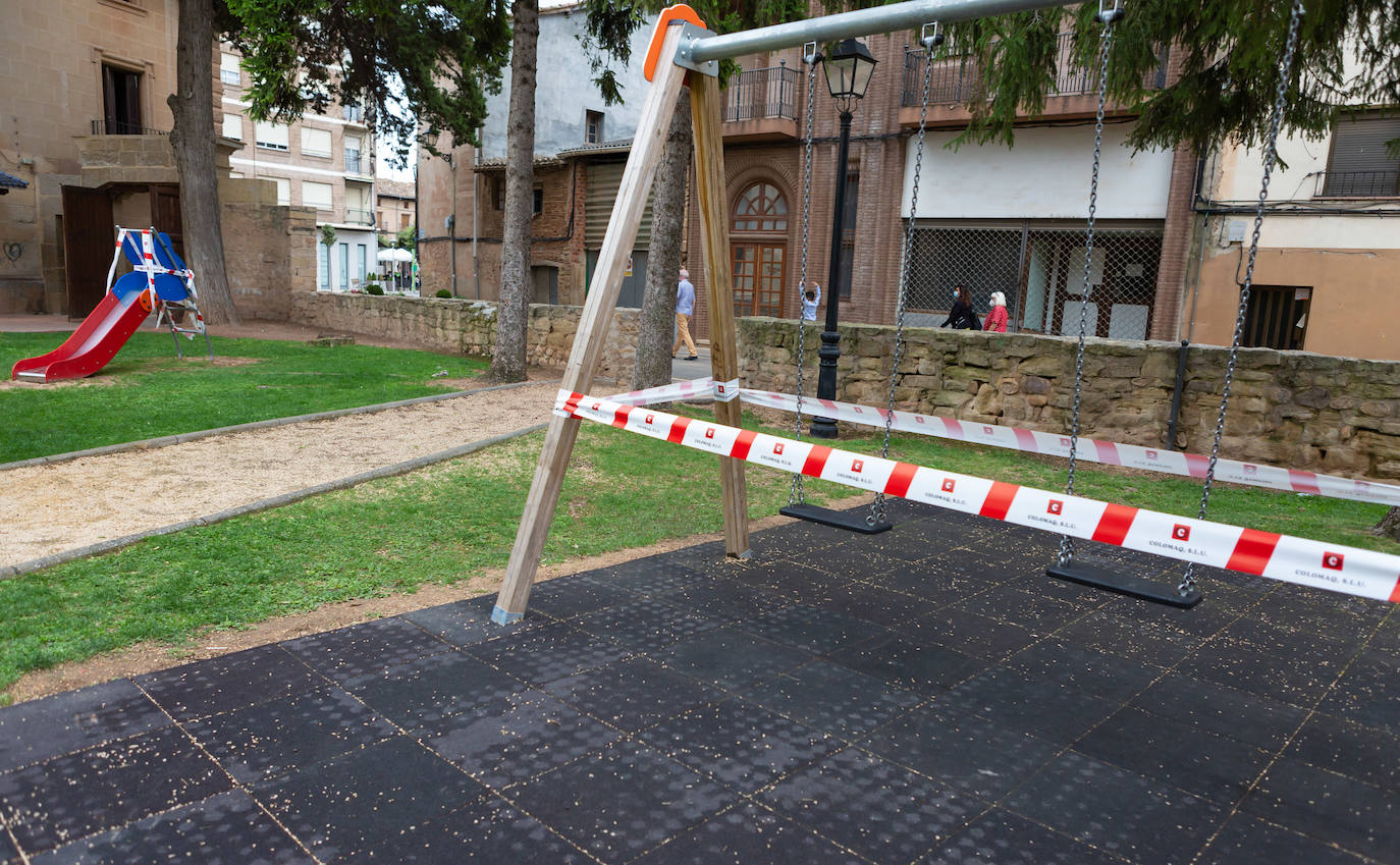 La localidad cierra instalaciones municipales tras varios positivos entre jóvenes