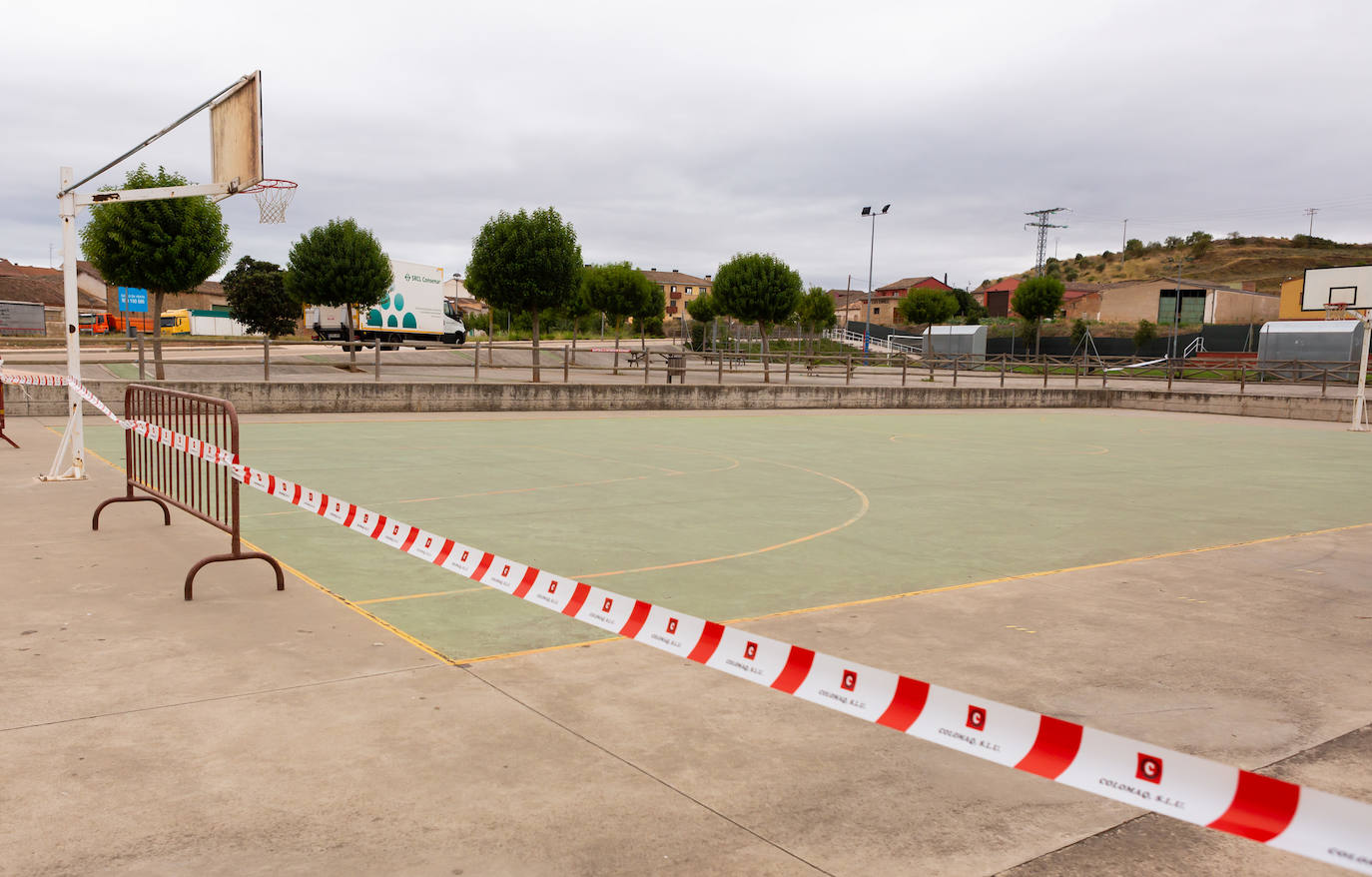 La localidad cierra instalaciones municipales tras varios positivos entre jóvenes