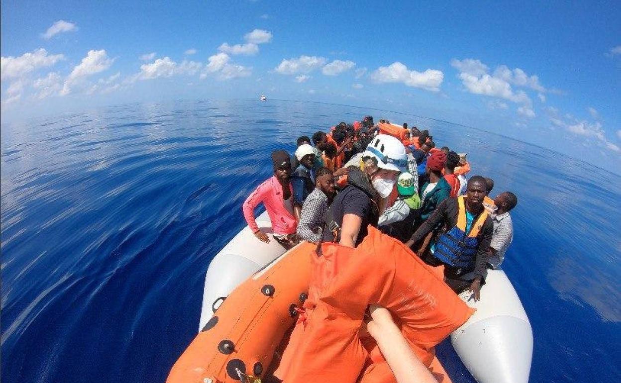 Inmigrantes rescatados en el Mediterraneo por el buque 'Louise Michel'.