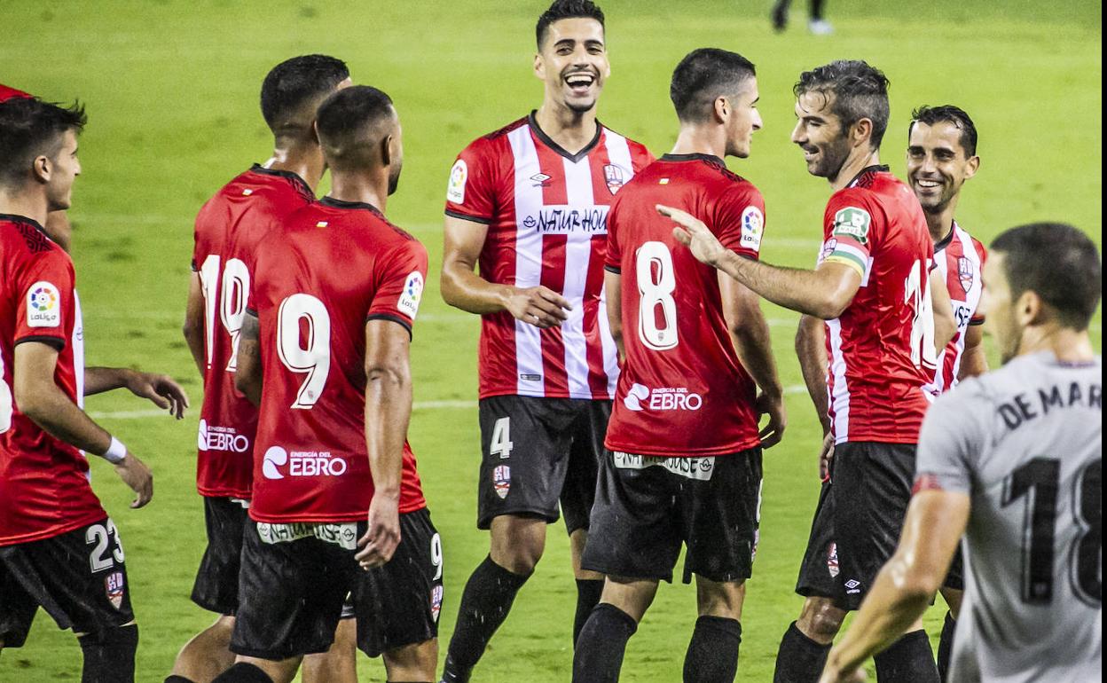 Los jugadores de la UD Logroñés celebran uno de sus tres goles.