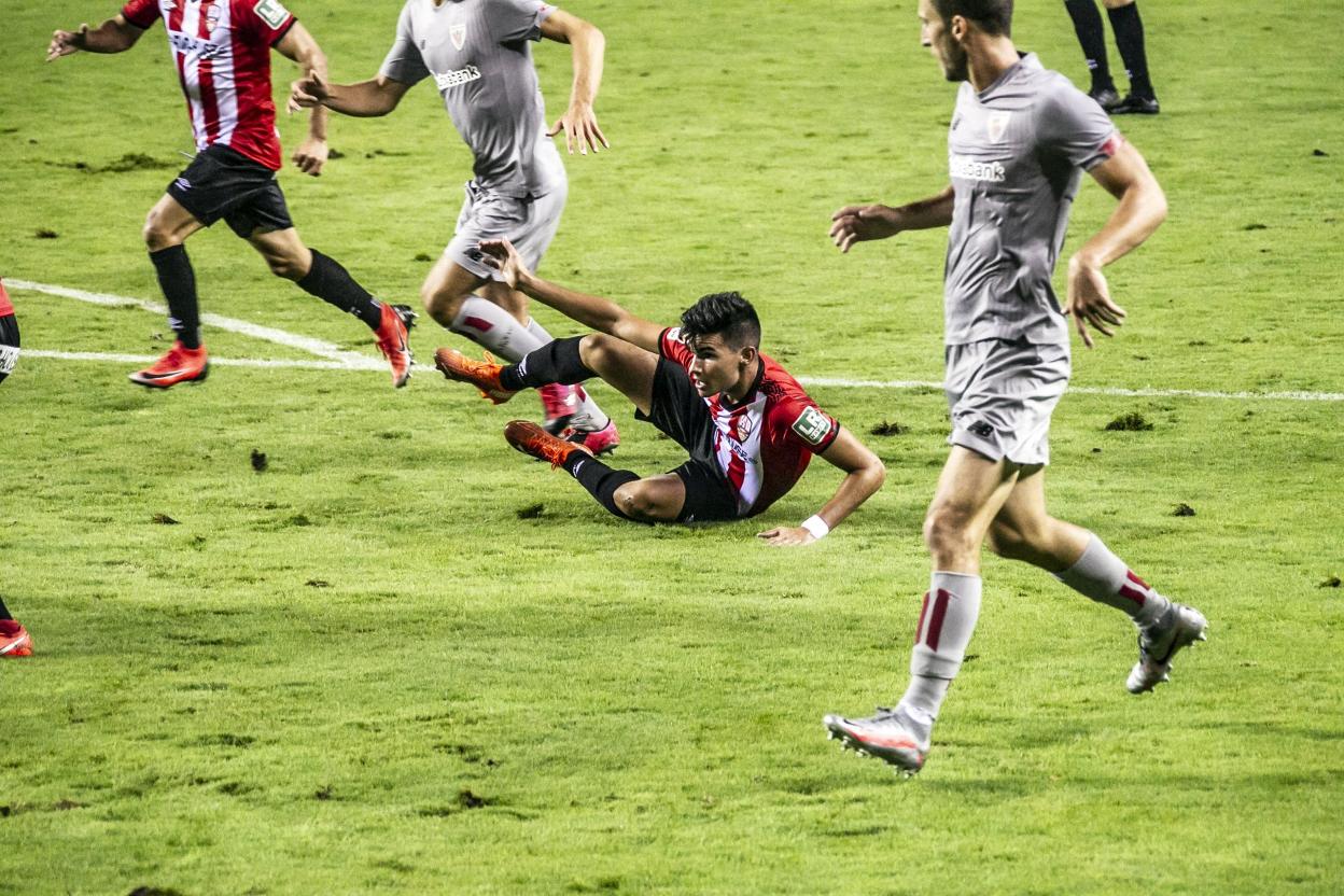 Las Gaunas acabó el encuentro ante el Athletic mostrando su estado precario. 