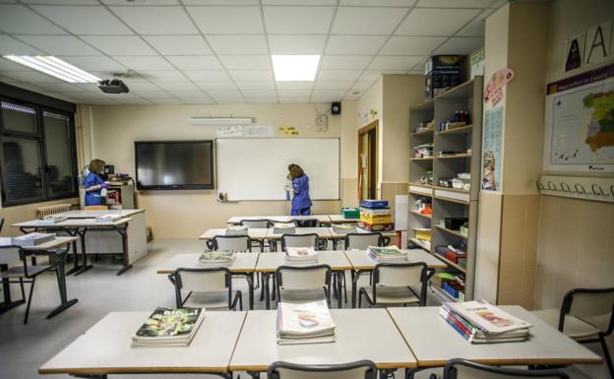 Limpieza en un colegio logroñés para preparar el comienzo de las clases. 