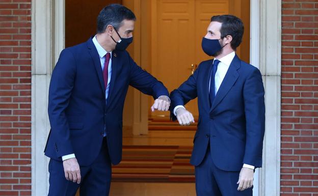 Pedro Sánchez y Pablo Casado, en la Moncloa.