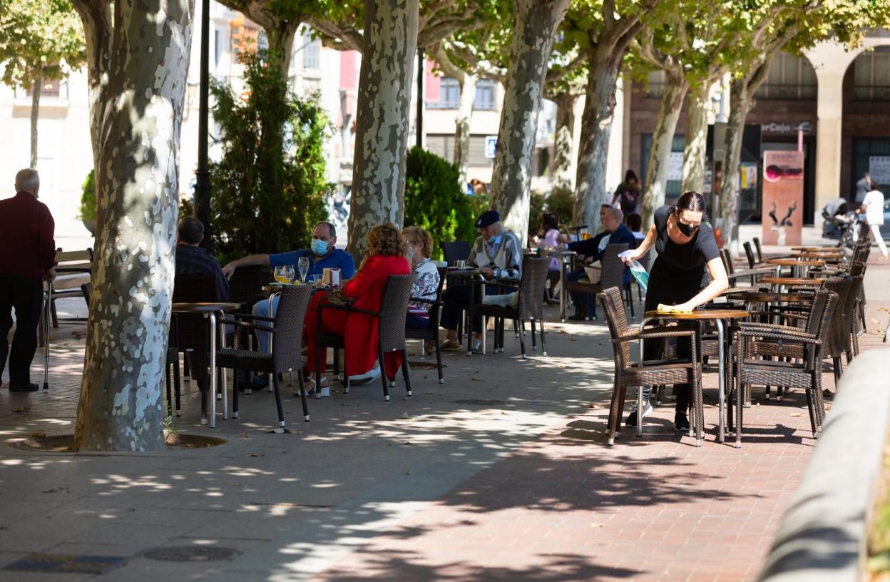 Clientes en una terraza en El Espolón logroñés ayer por la mañana. 