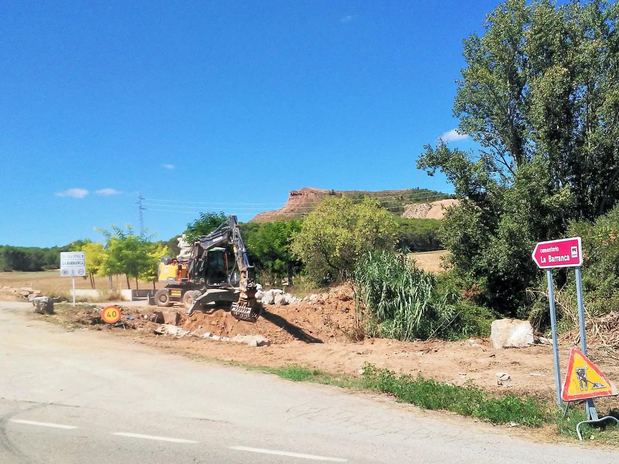 Una máquina excavadora trabaja en la obra de La Barranca. 