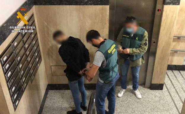 Tres detenidos y dos investigados por golpear con una barra de hierro y robar a un hombre en Villamediana