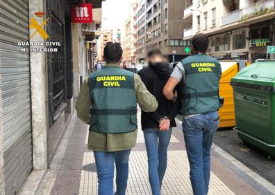 Imagen secundaria 1 - Tres detenidos y dos investigados por golpear con una barra de hierro y robar a un hombre en Villamediana