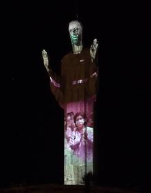 Imagen secundaria 2 - La bandera de La Rioja vistió al Cristo del Otero de Palencia