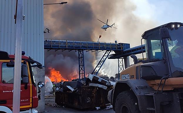 Un incendio sin heridos quema parte de la maquinaria del Ecoparque
