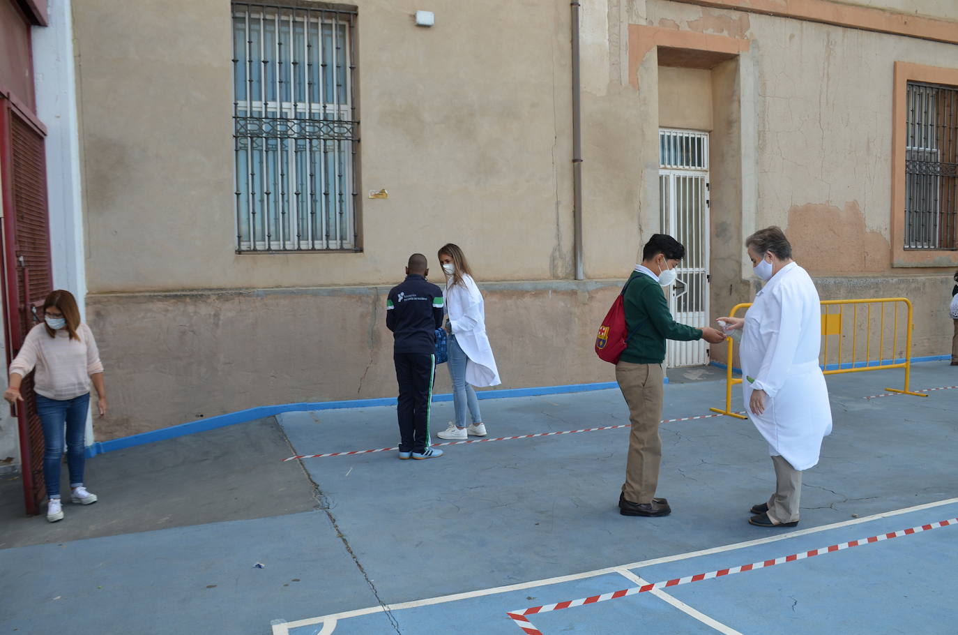 Fotos: Calahorra: en la fila, guardando las distancias