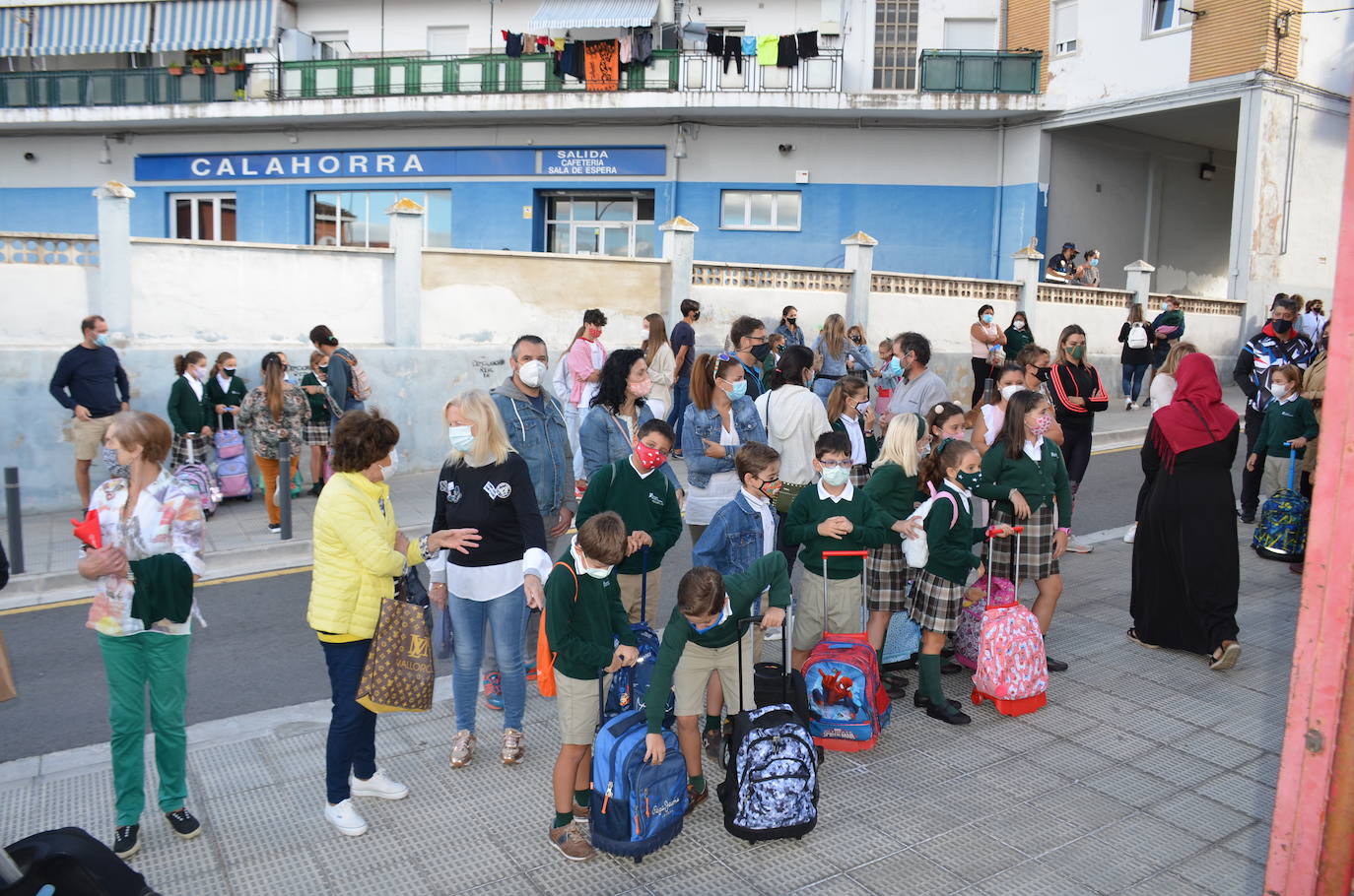 Fotos: Calahorra: en la fila, guardando las distancias