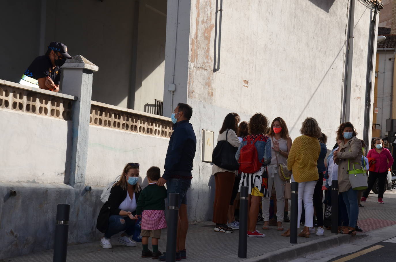 Fotos: Calahorra: en la fila, guardando las distancias