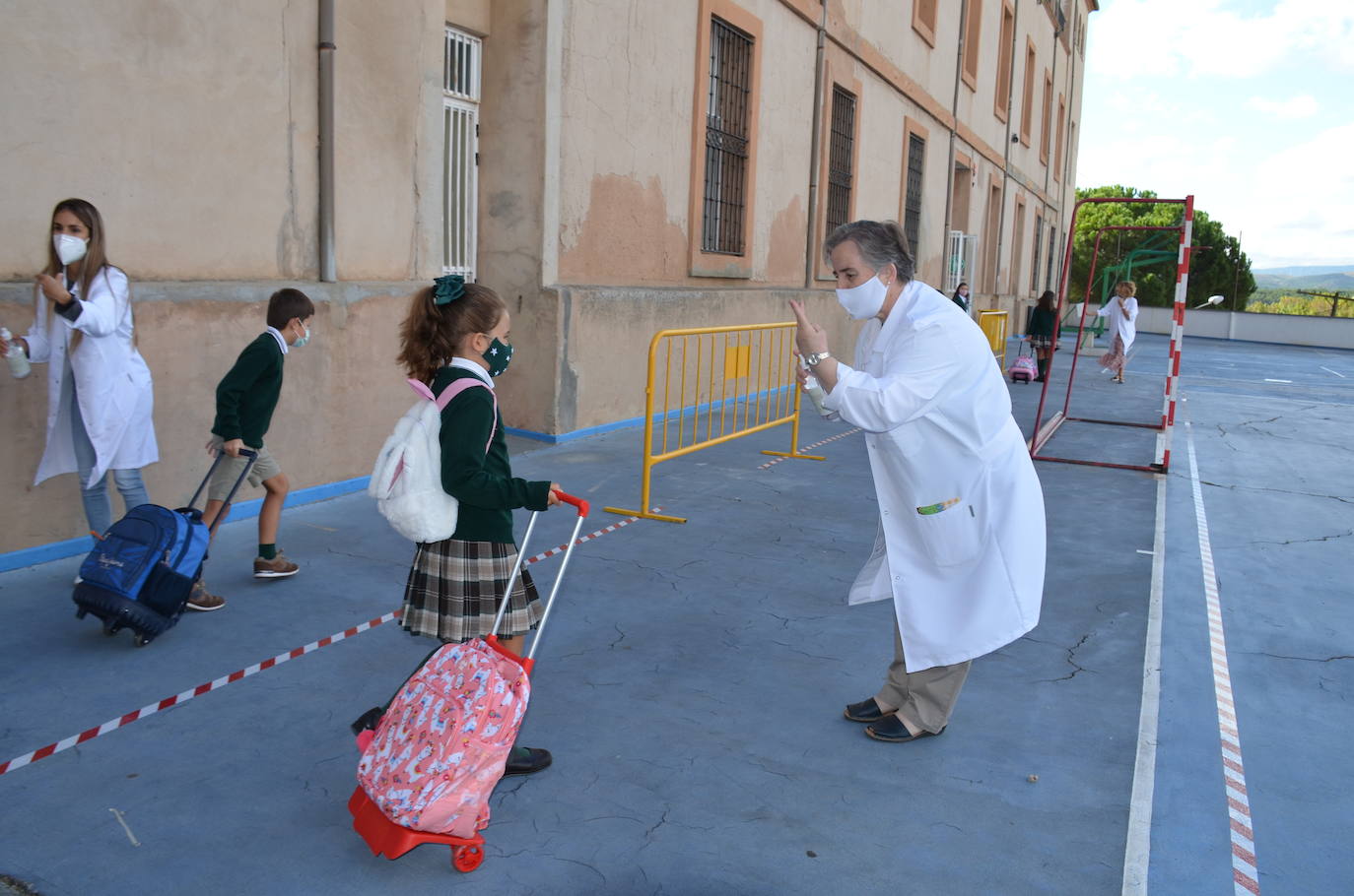 Fotos: Calahorra: en la fila, guardando las distancias