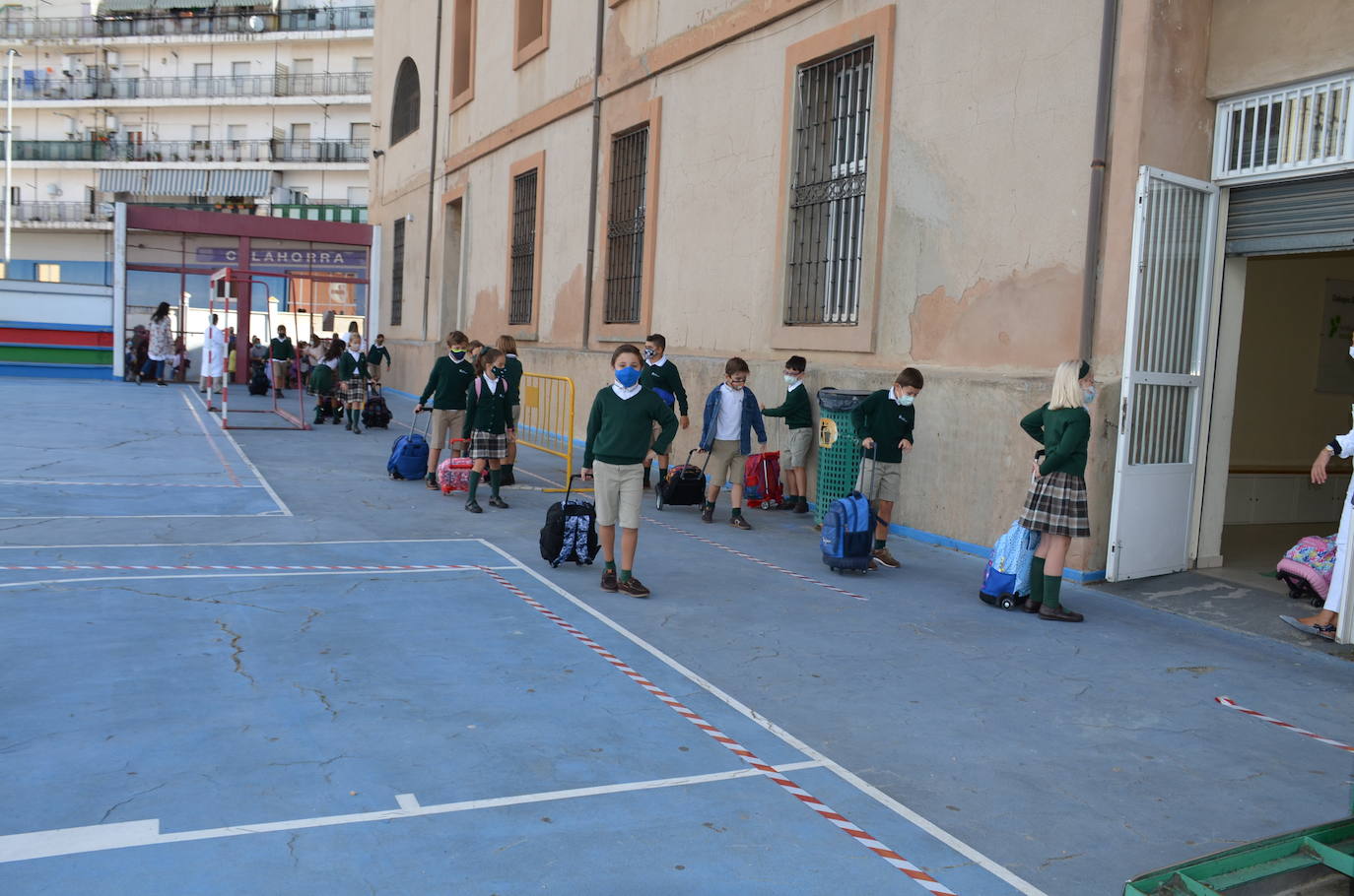 Fotos: Calahorra: en la fila, guardando las distancias