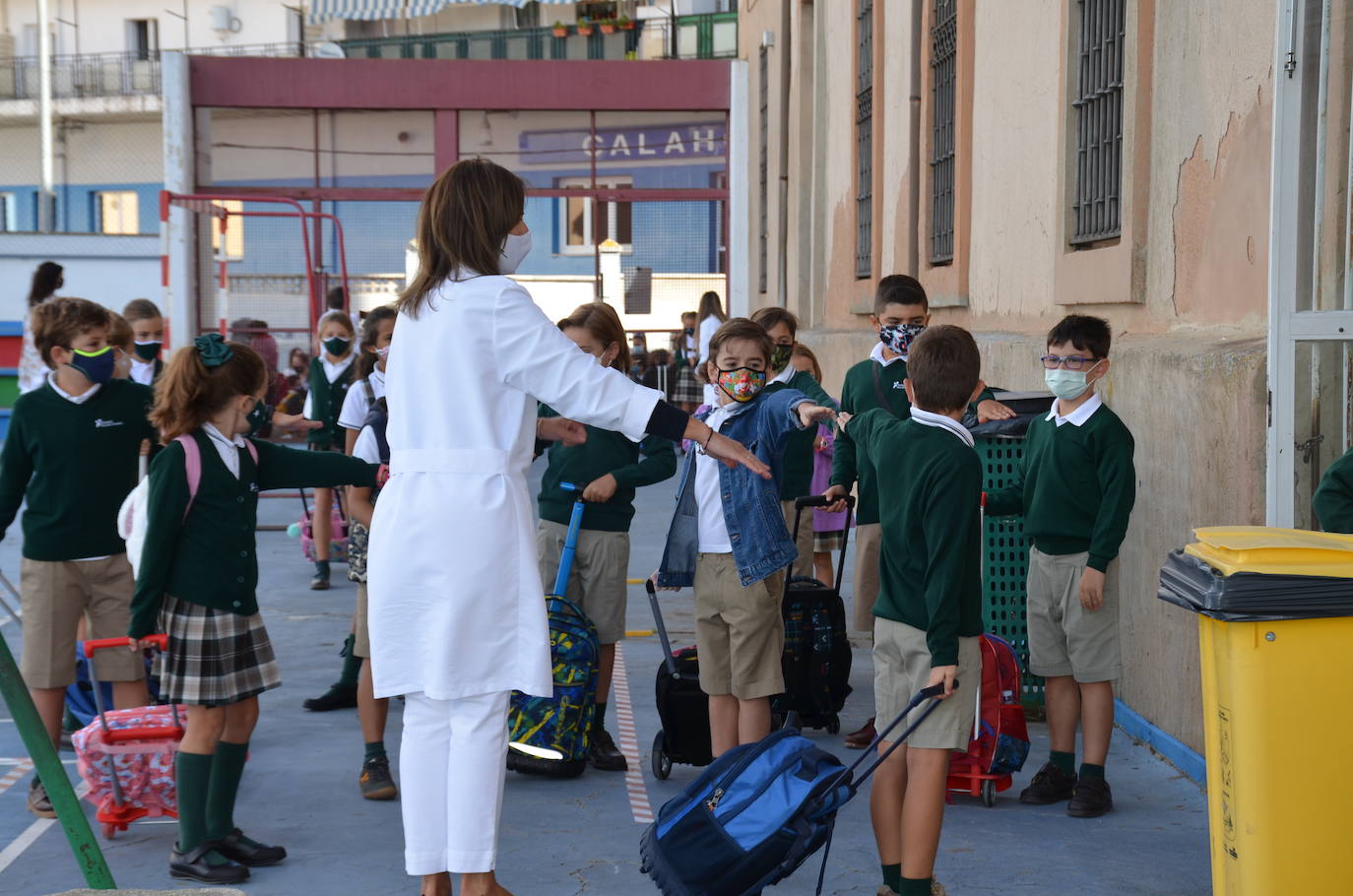 Fotos: Calahorra: en la fila, guardando las distancias