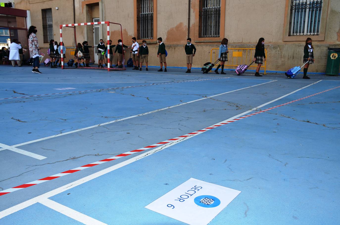 Fotos: Calahorra: en la fila, guardando las distancias