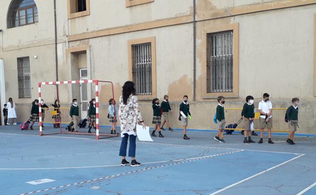 Imagen principal - Vuelta al cole en Calahorra: en la fila, guardando las distancias