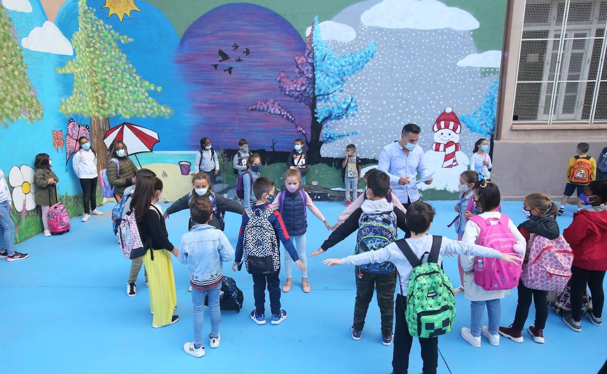 «Siempre hay quien llora el primer día, pero hoy no vemos ningún llanto. Tienen ganas de volver»