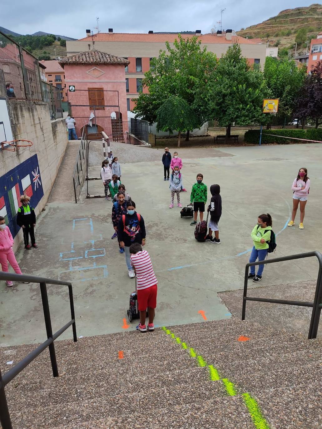 Fotos: Normalidad en la vuelta al cole del CRA Moncalvillo