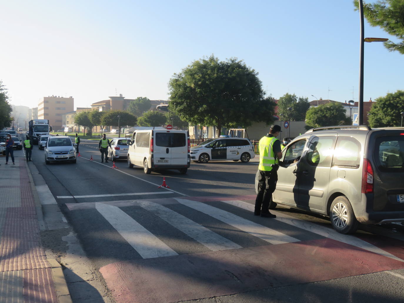 Controles a la entrada y salida de la ciudad riojabajeña, que ha vuelto a un punto entre la fase 1 y 2 para intentarcontener la epidemia