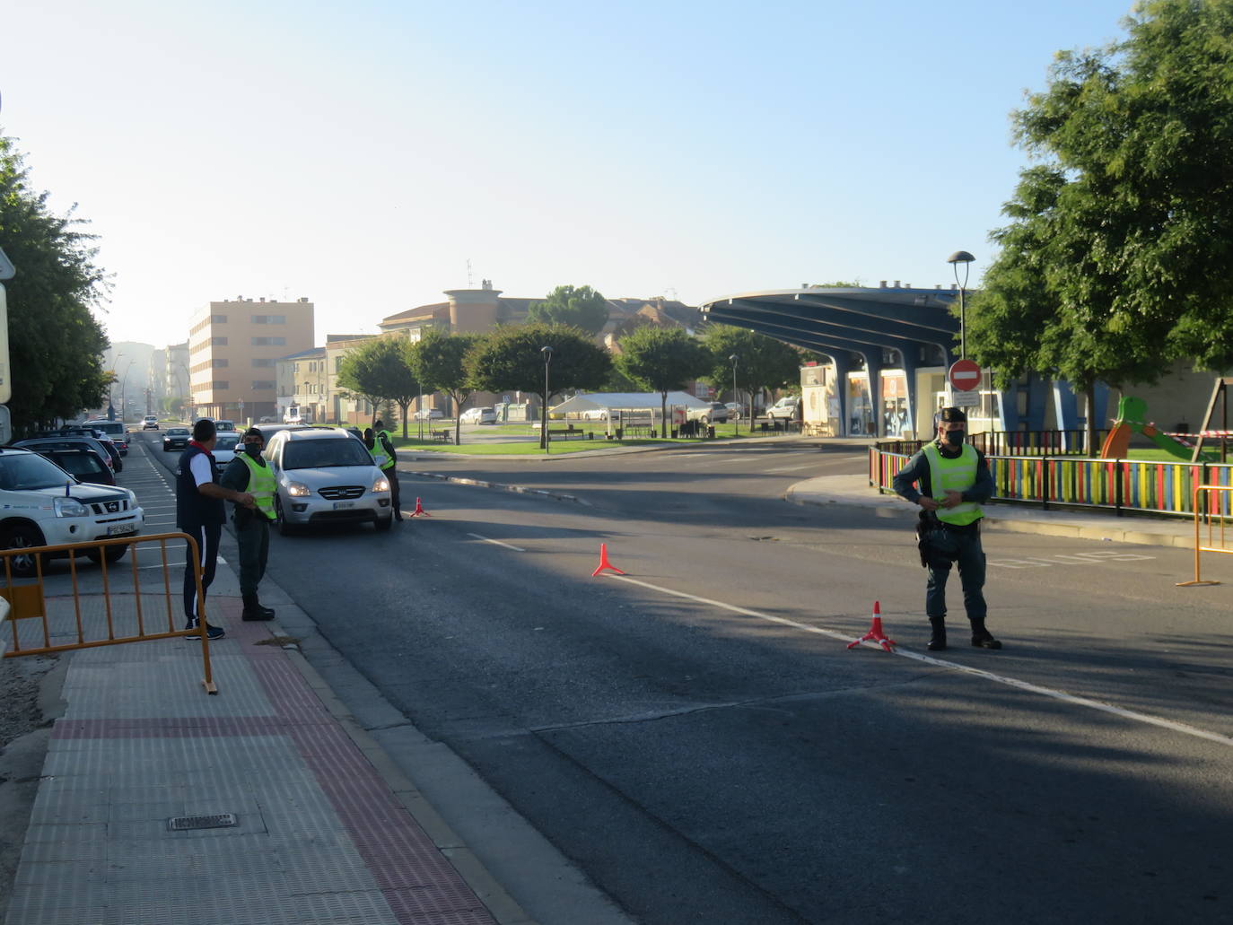 Controles a la entrada y salida de la ciudad riojabajeña, que ha vuelto a un punto entre la fase 1 y 2 para intentarcontener la epidemia