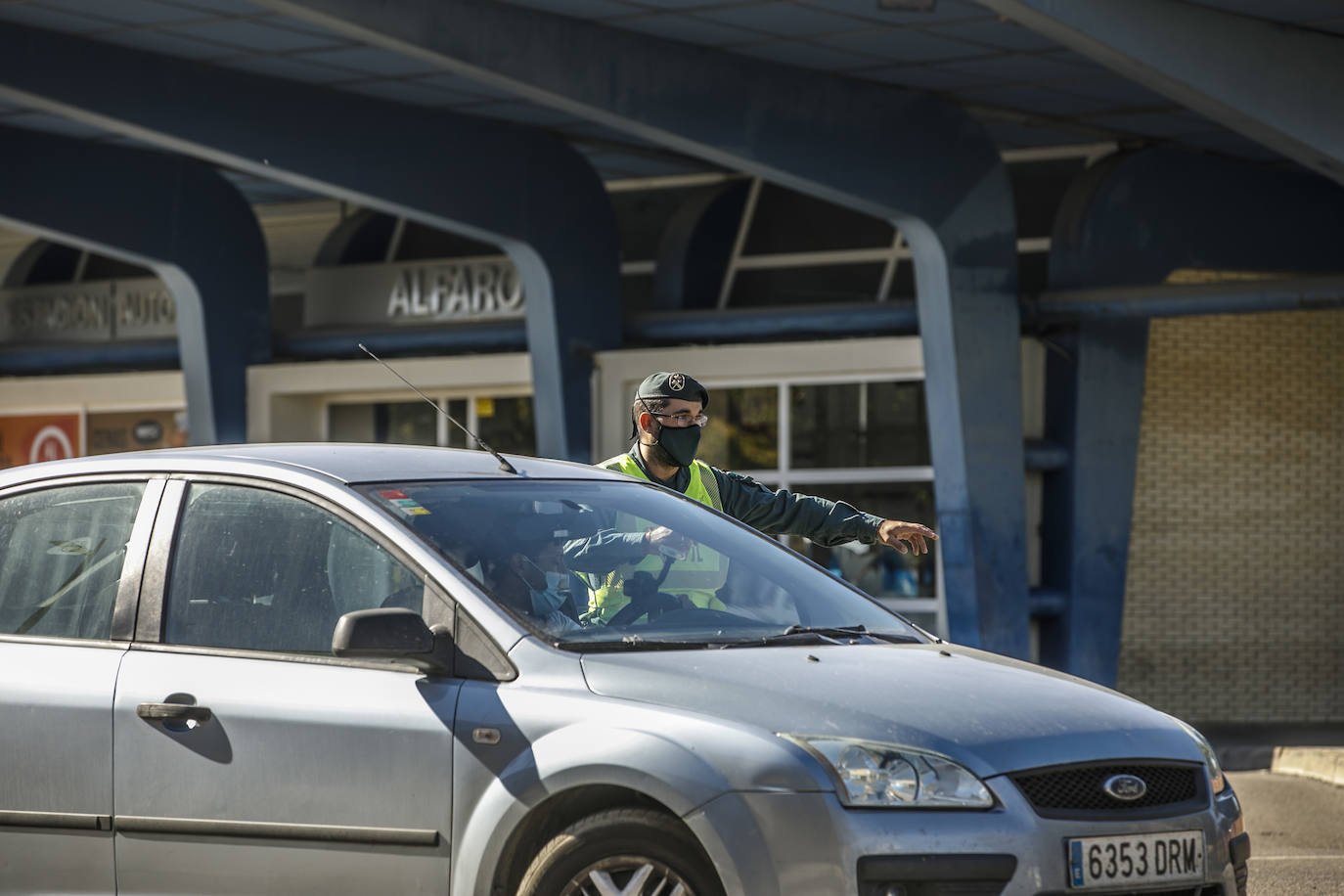 Controles a la entrada y salida de la ciudad riojabajeña, que ha vuelto a un punto entre la fase 1 y 2 para intentarcontener la epidemia