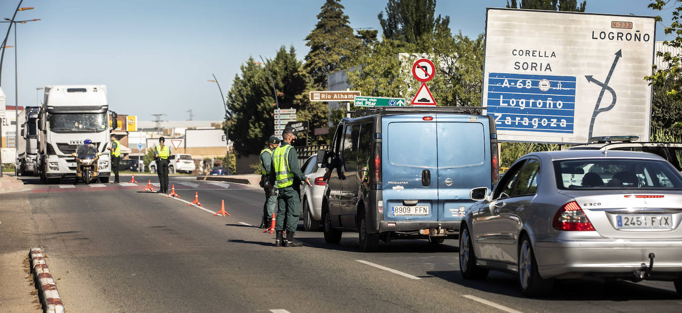 Controles a la entrada y salida de la ciudad riojabajeña, que ha vuelto a un punto entre la fase 1 y 2 para intentarcontener la epidemia