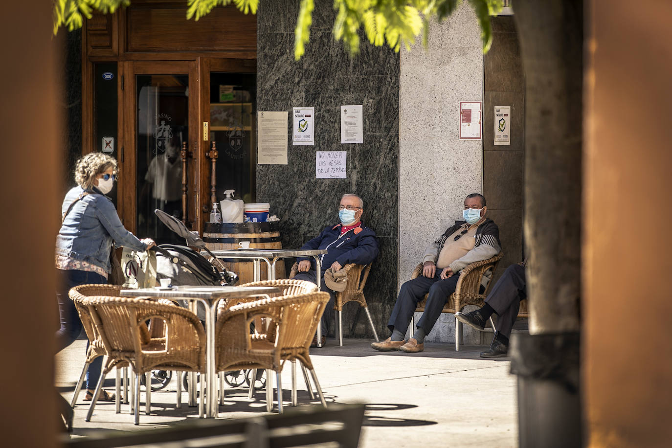 Controles a la entrada y salida de la ciudad riojabajeña, que ha vuelto a un punto entre la fase 1 y 2 para intentarcontener la epidemia